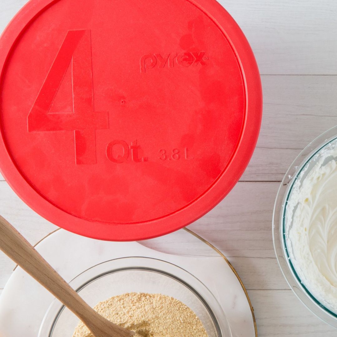 Pyrex® 4-quart Mixing Bowl with Red Lid